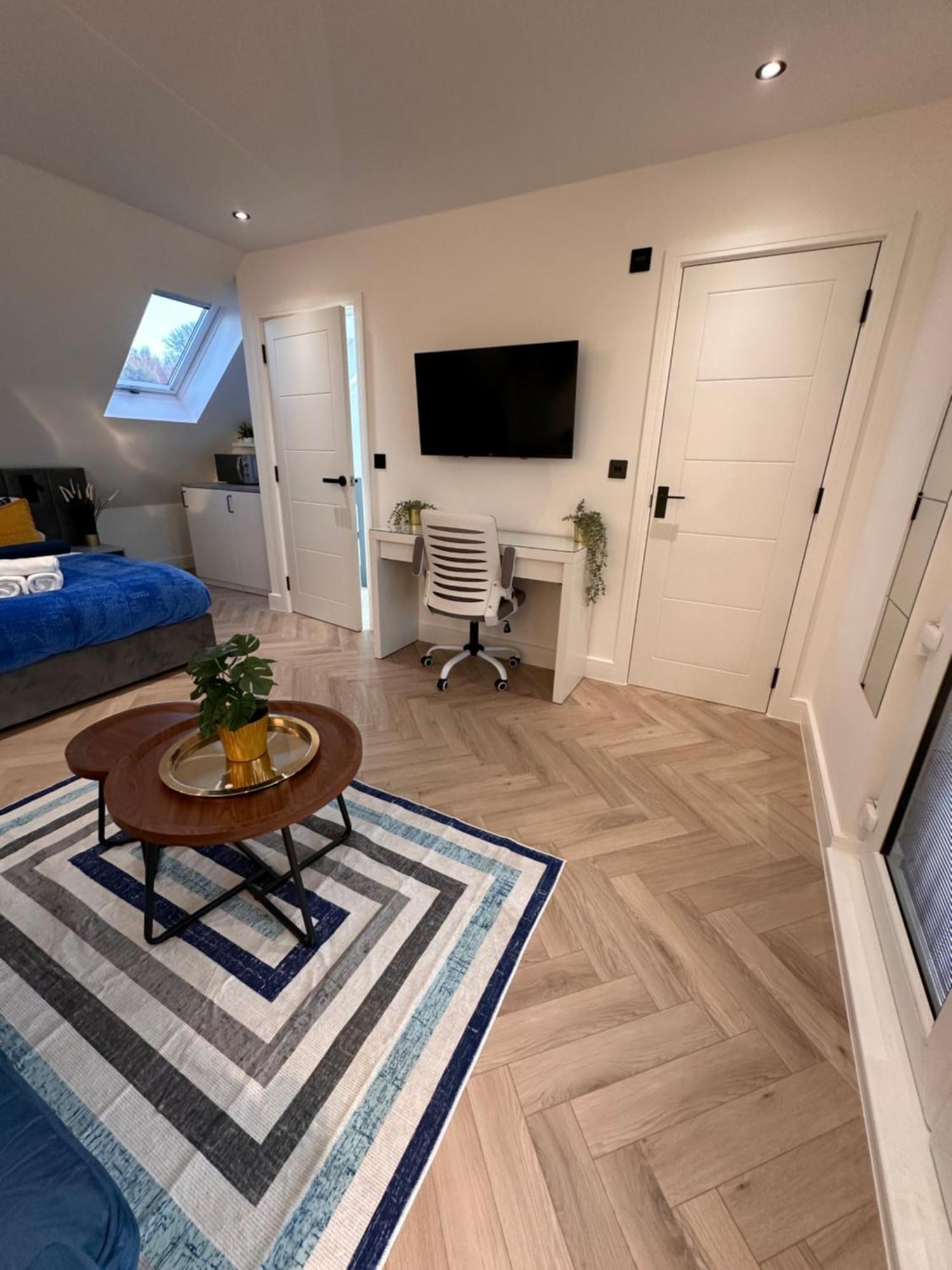 R5 - Luxury Private Ensuite Self-Contained Room - Newly Renovated Halesowen Exterior photo
